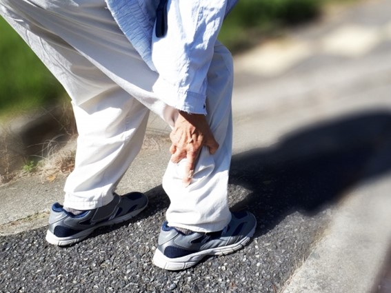 歩くと膝が痛い！！つらい膝痛の原因とは？膝と足指、脛、腰痛の関係