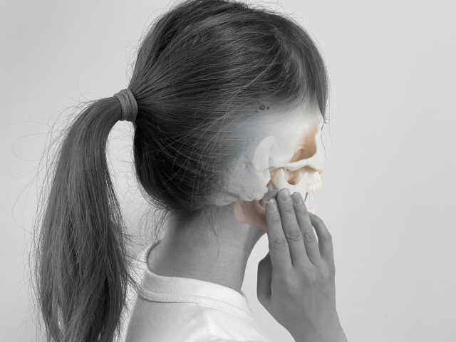 【食欲の秋の前に】顎関節症の原因と症状・改善法とは？